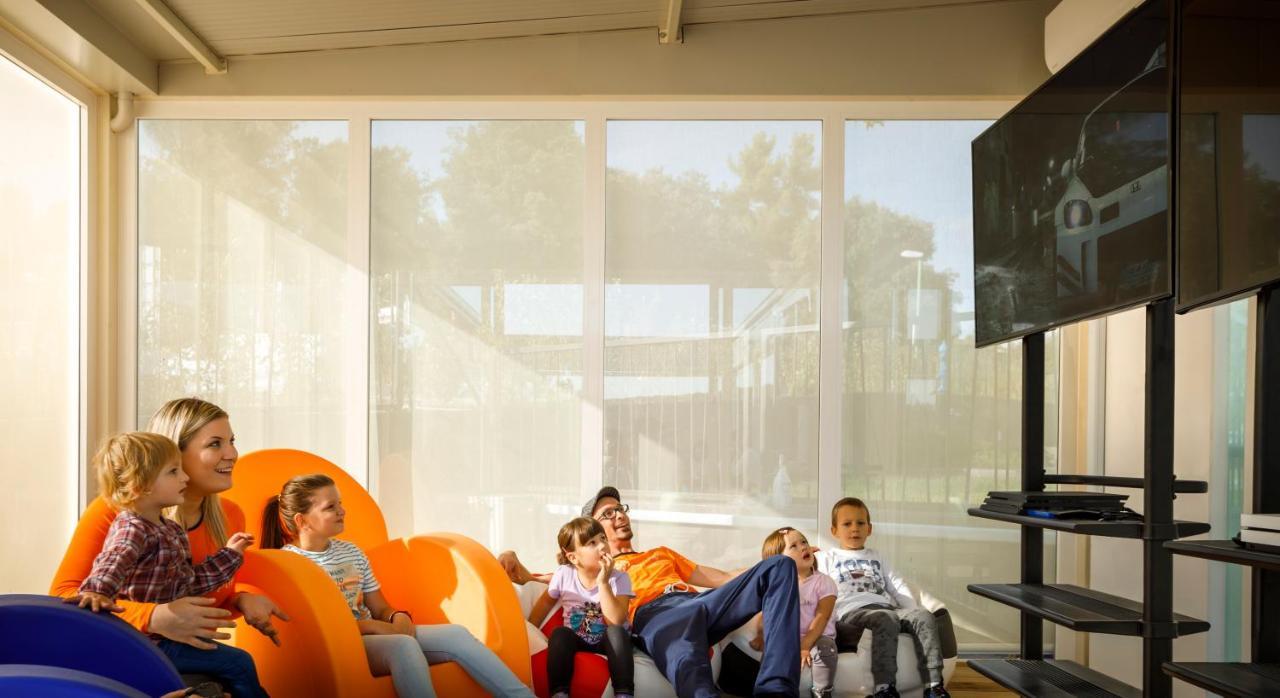 Maistra Camping Vestar Mobile Homes Rovinj Exteriér fotografie The waiting room at the Children's Hospital of Saint Petersburg