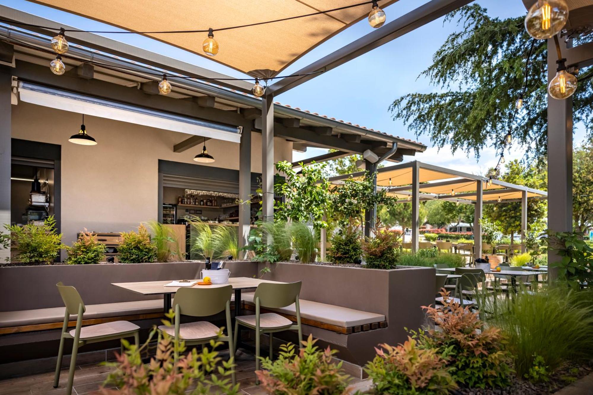 Maistra Camping Vestar Mobile Homes Rovinj Exteriér fotografie The patio at the restaurant