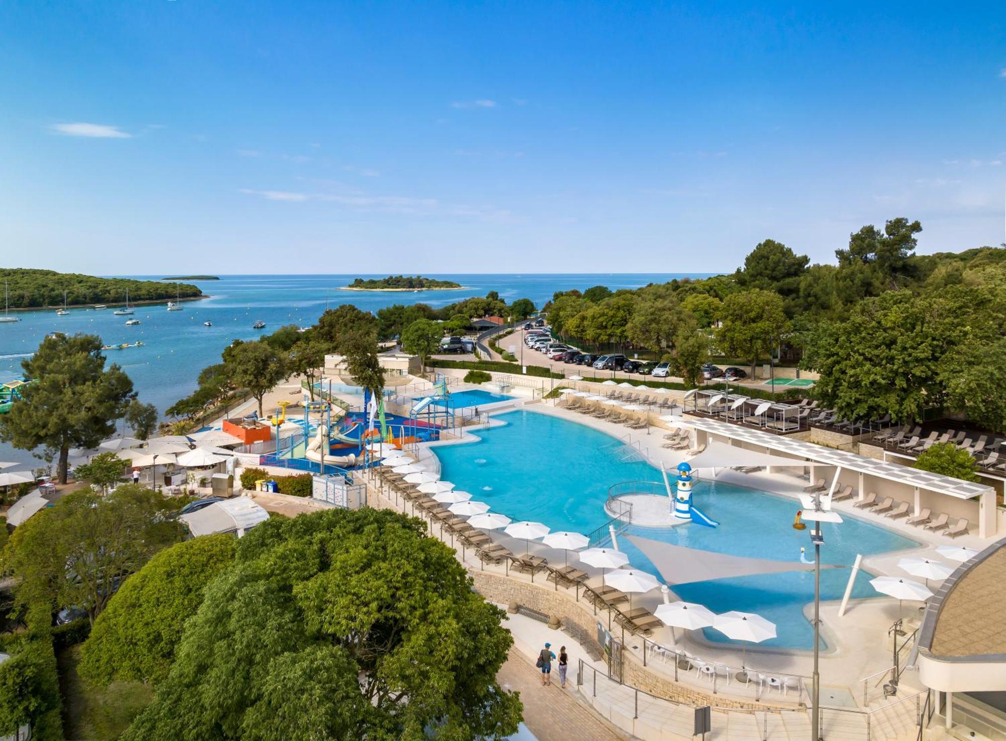 Maistra Camping Vestar Mobile Homes Rovinj Exteriér fotografie The swimming pool at the hotel