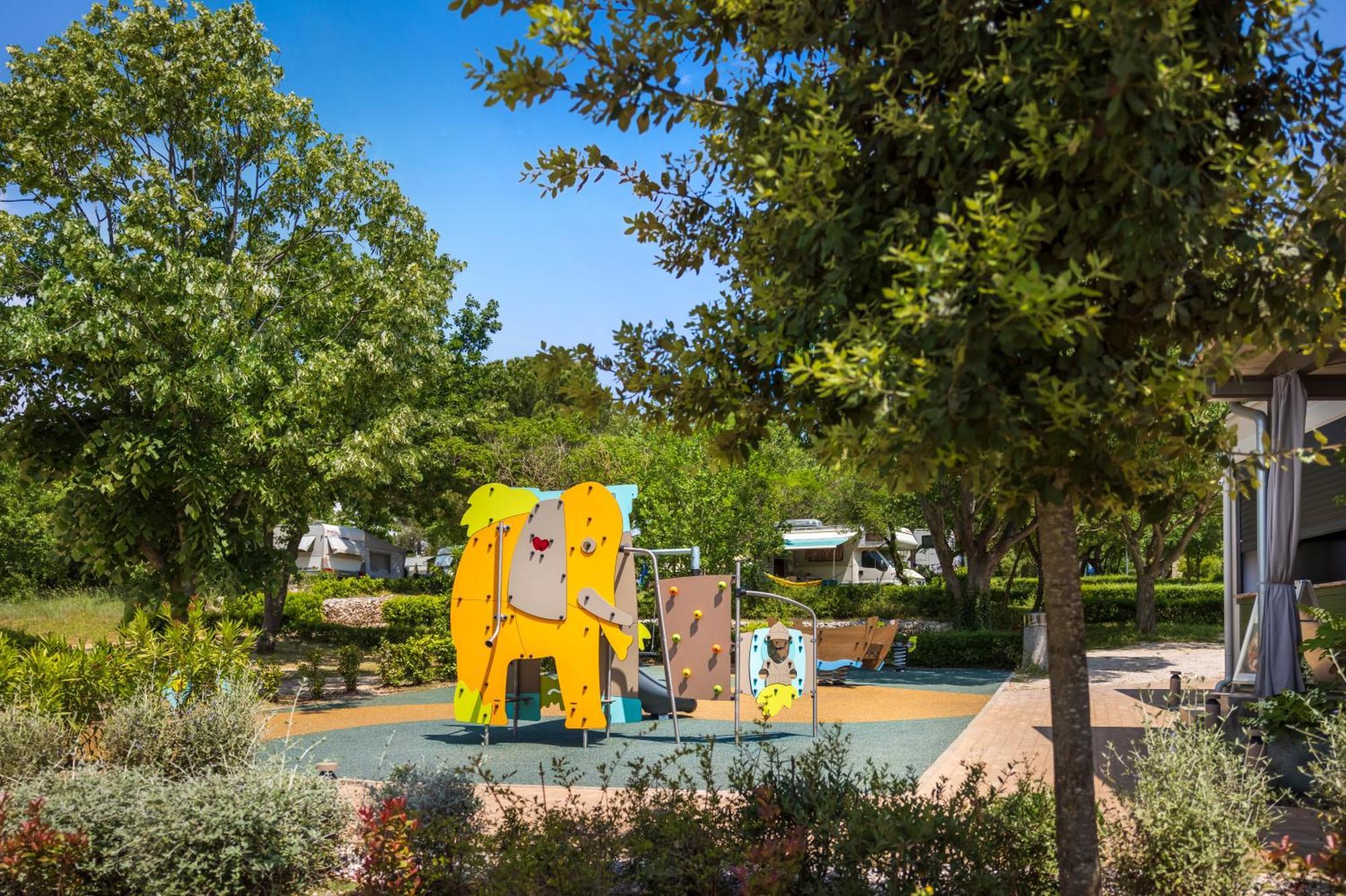 Maistra Camping Vestar Mobile Homes Rovinj Exteriér fotografie Playground at the zoo