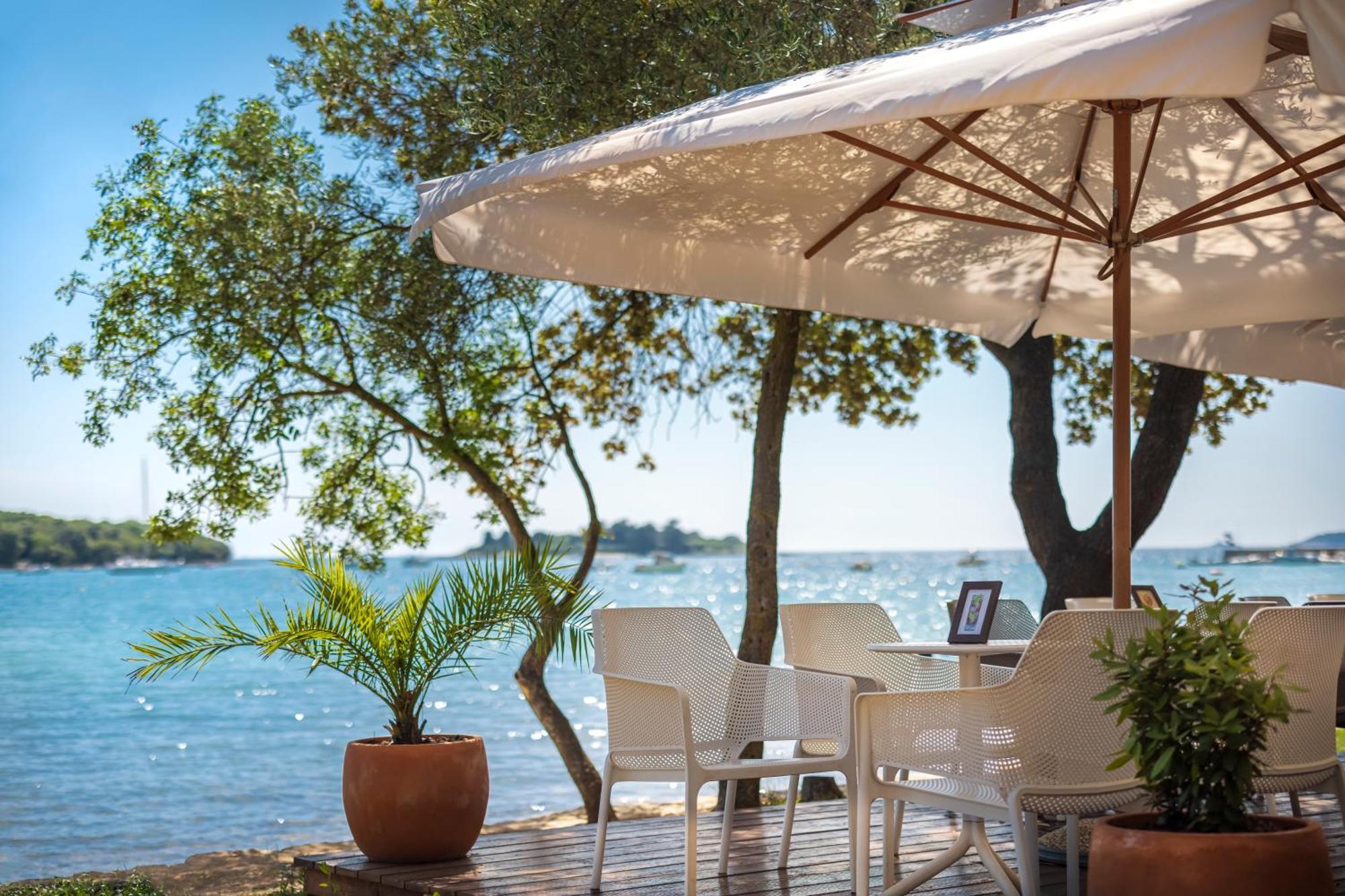 Maistra Camping Vestar Mobile Homes Rovinj Exteriér fotografie A patio umbrella