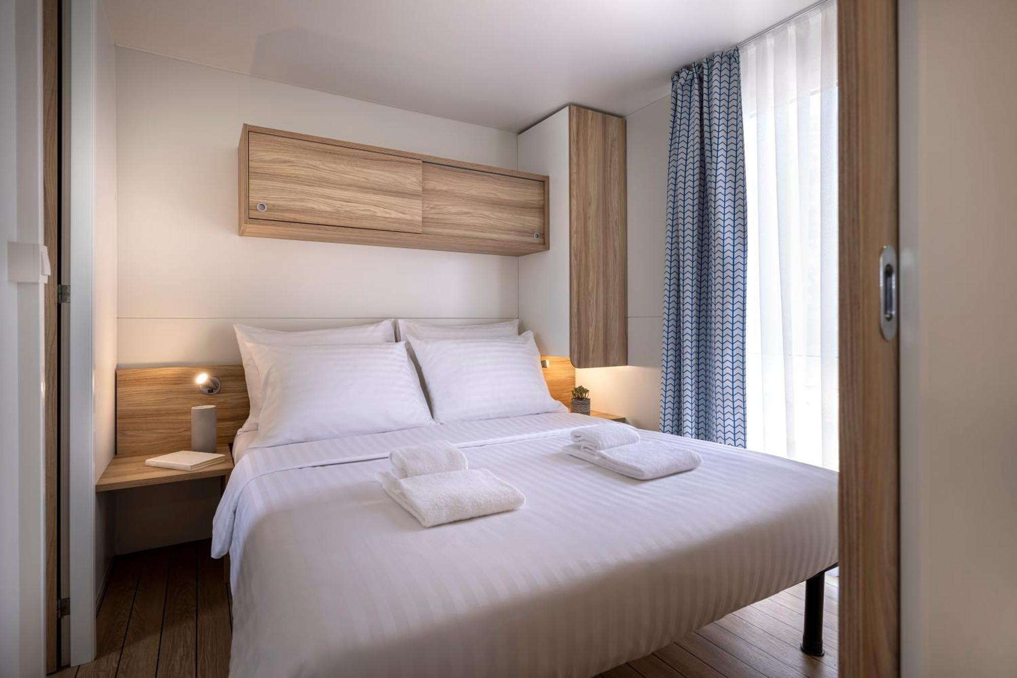 Maistra Camping Vestar Mobile Homes Rovinj Pokoj fotografie A bedroom at the Adagio Paris Porte de Versailles