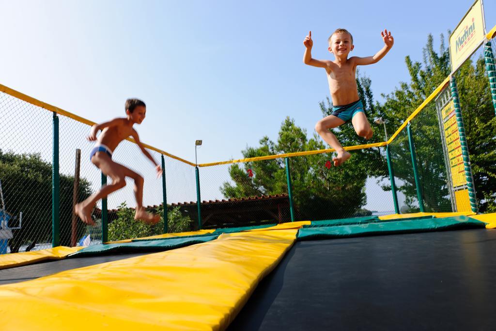 Maistra Camping Vestar Mobile Homes Rovinj Exteriér fotografie Children on a trampoline