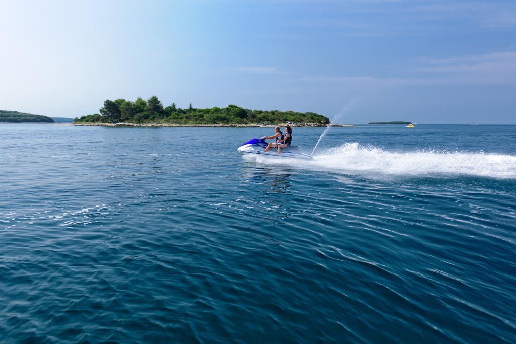 Maistra Camping Vestar Mobile Homes Rovinj Exteriér fotografie Jet skiing in Croatia