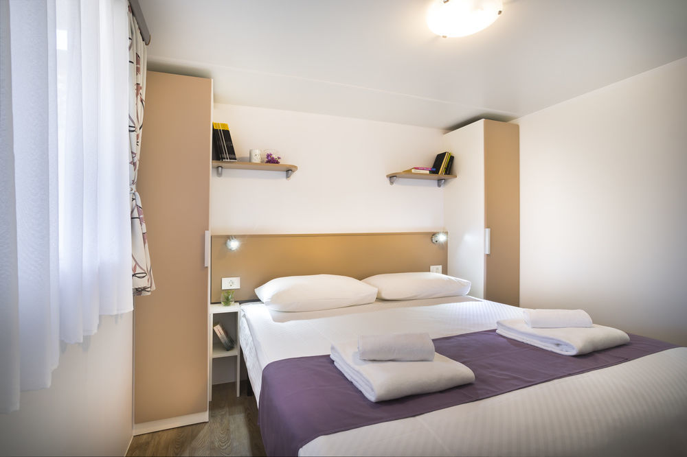 Maistra Camping Vestar Mobile Homes Rovinj Exteriér fotografie A bedroom in a mobile home