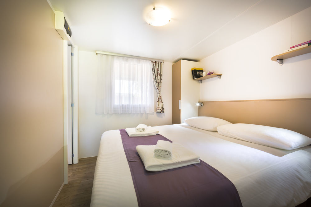 Maistra Camping Vestar Mobile Homes Rovinj Exteriér fotografie A bedroom in a mobile home