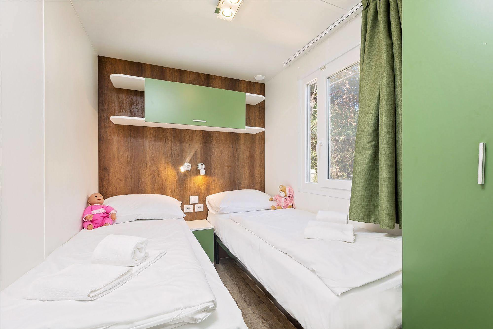 Maistra Camping Vestar Mobile Homes Rovinj Exteriér fotografie A typical bedroom in a mobile home