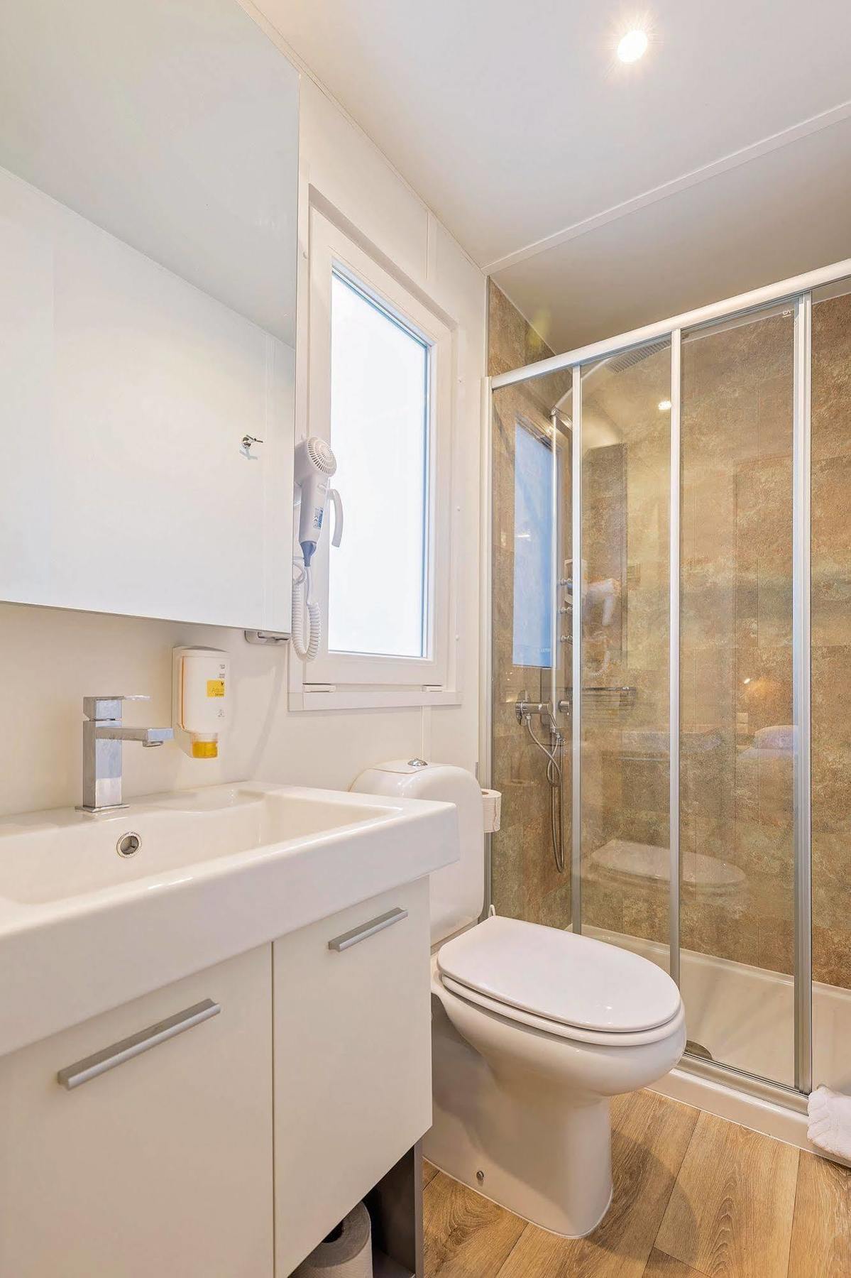 Maistra Camping Vestar Mobile Homes Rovinj Exteriér fotografie A shower enclosure
