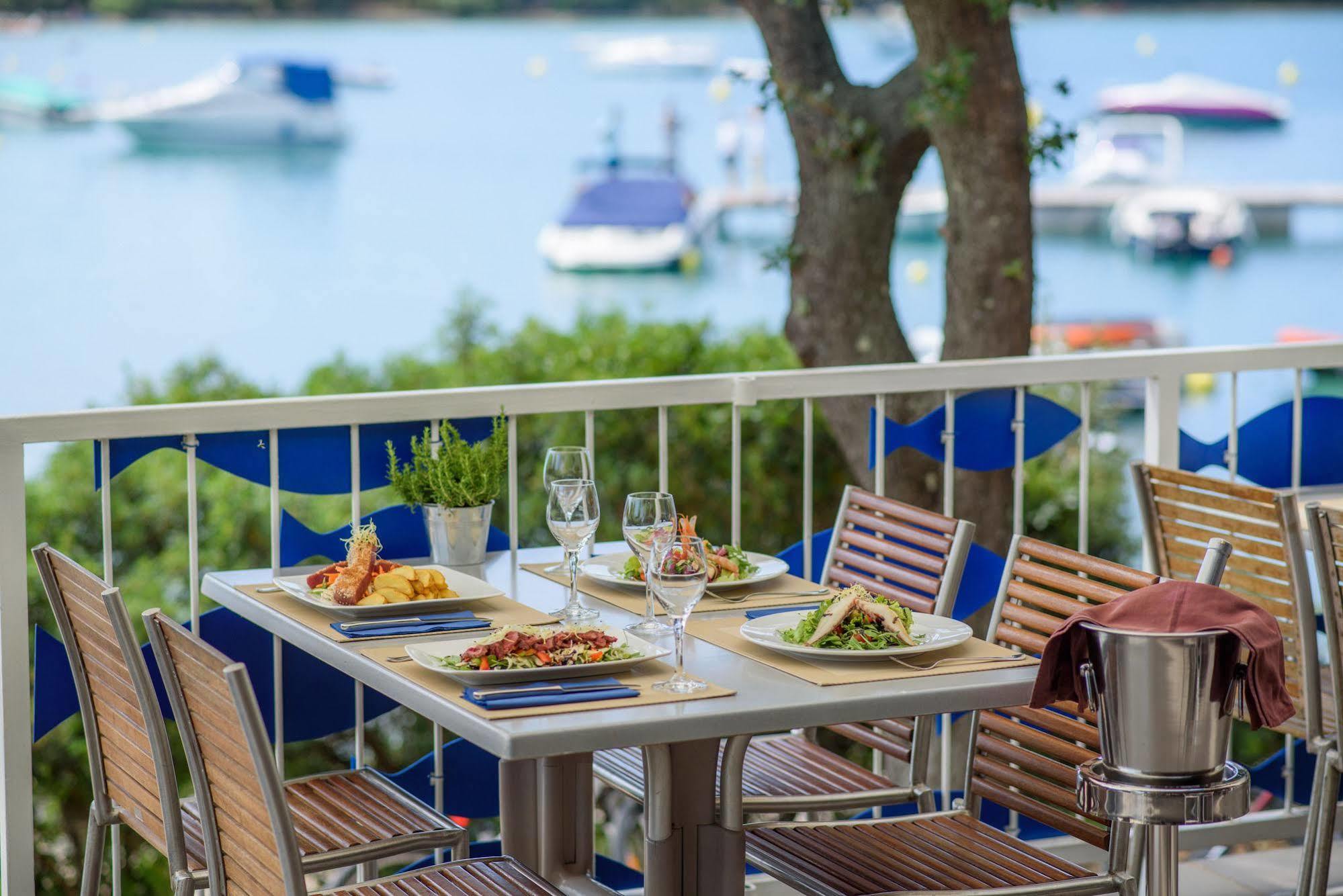 Maistra Camping Vestar Mobile Homes Rovinj Exteriér fotografie The Deck at the Lake House