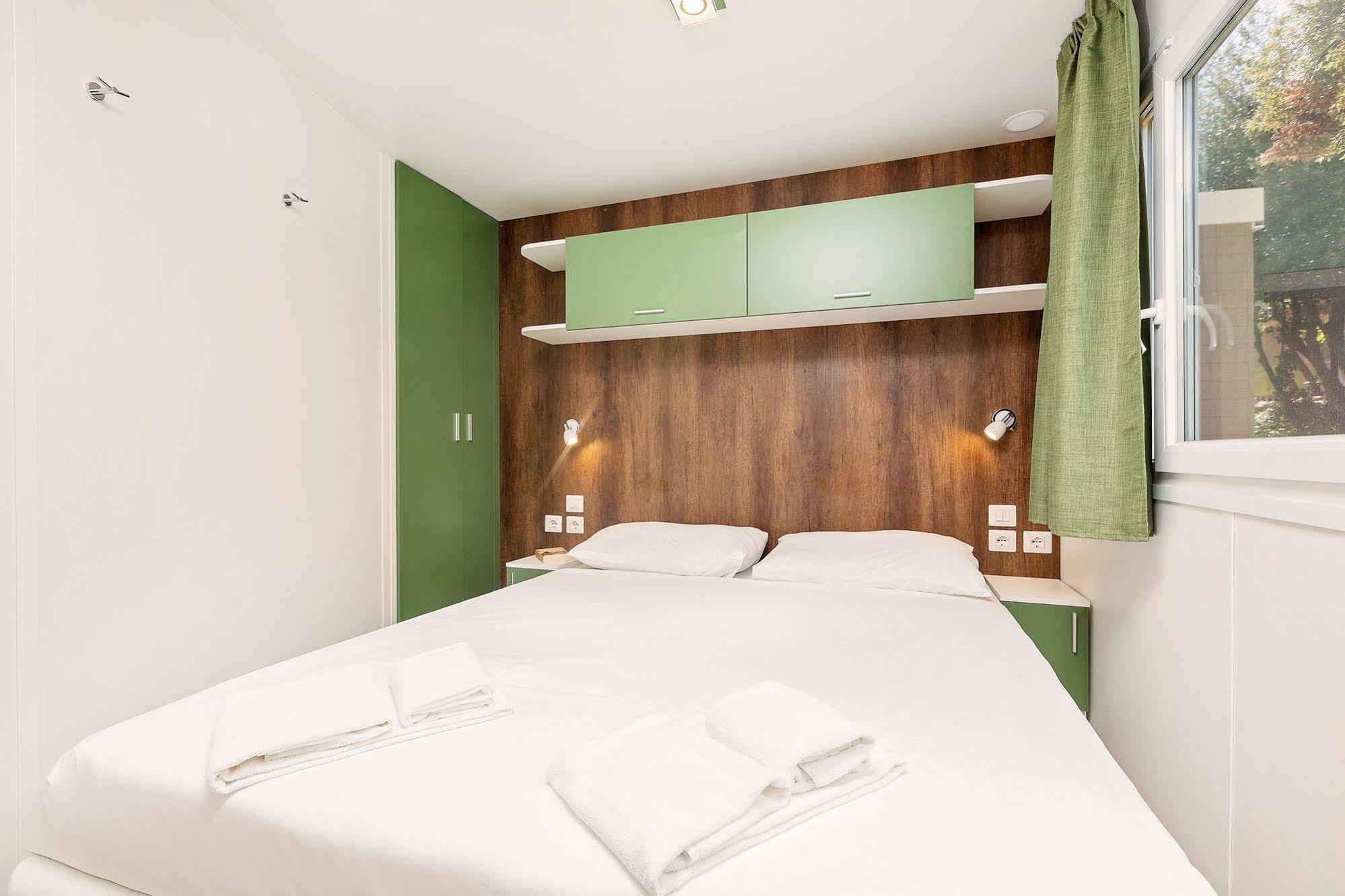 Maistra Camping Vestar Mobile Homes Rovinj Exteriér fotografie Bedroom in a mobile home