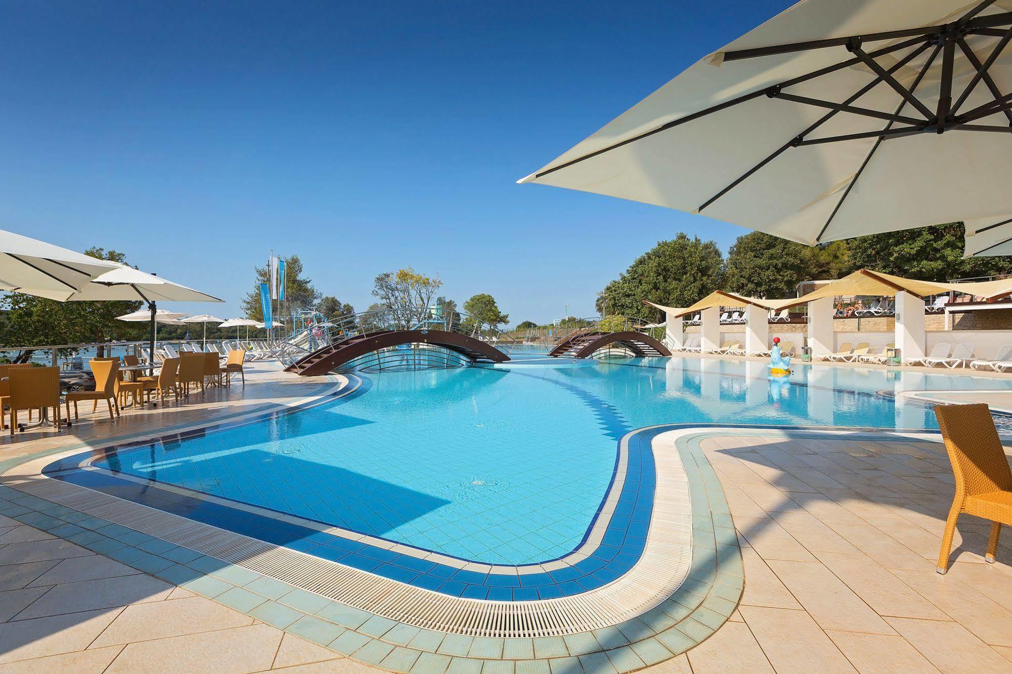 Maistra Camping Vestar Mobile Homes Rovinj Exteriér fotografie The swimming pool at the hotel